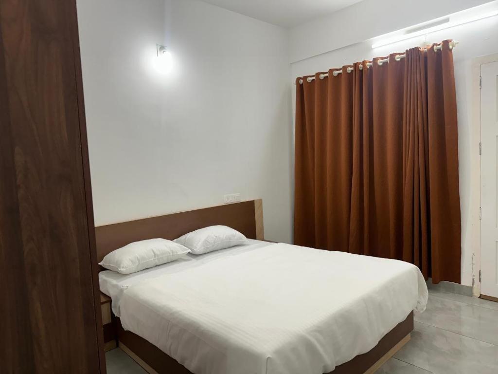 Jayalakshmi Rooms Vaduvanchal エクステリア 写真